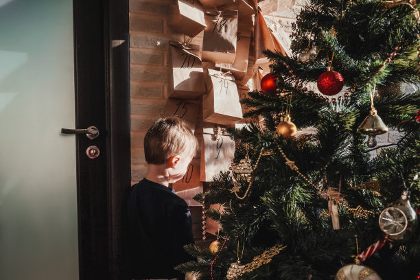 孩子临近降临节日历与小礼物图片下载
