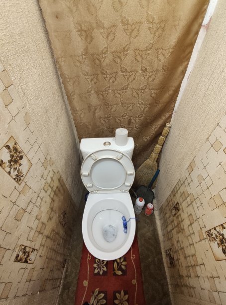 公寓里又旧又脏的厕所图片下载