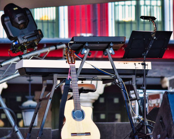 户外舞台上的电子键盘和古典吉他图片下载