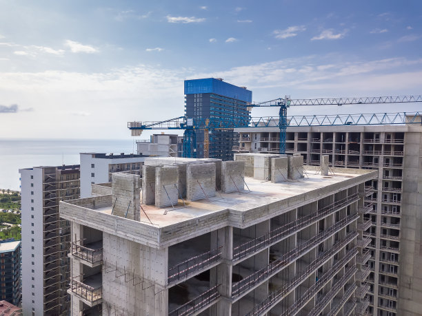 夏季，在大海的背景下，无人机拍摄的多层建筑的特写图片下载