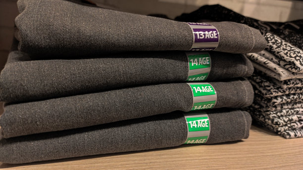 儿童服装和牛仔裤堆叠图片下载