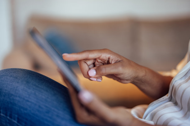 细心的女人，在网上找东西图片下载