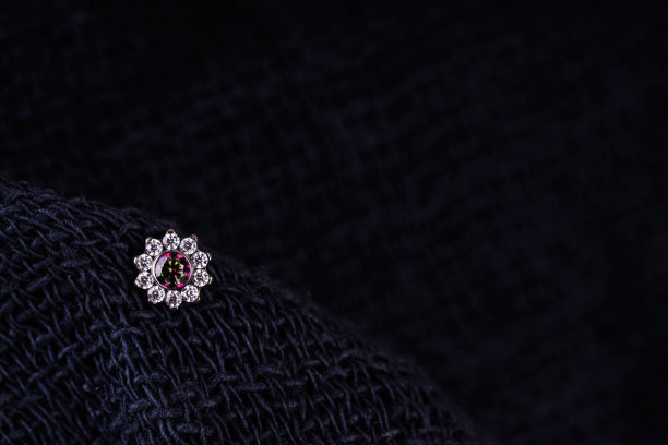 美丽的穿刺饰品。图片下载