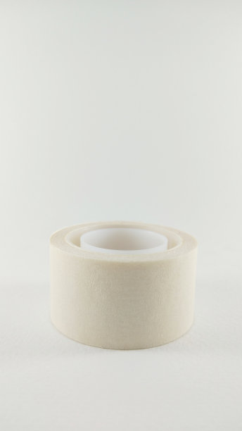 放置在白色背景上的隔离的白色纸遮蔽胶带。v2图片下载