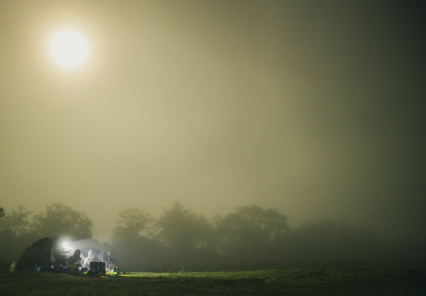 人们露营寻找平静图片下载
