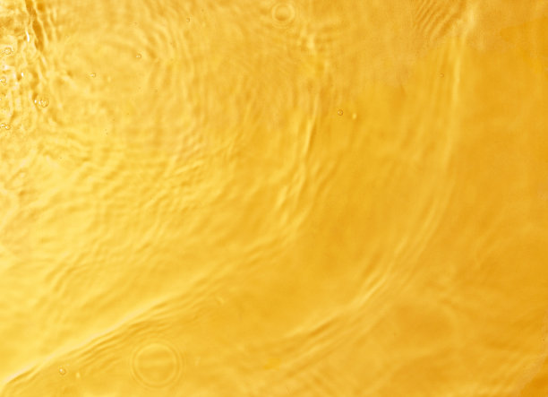 在柔和的背景上飞溅干净的水的纹理图片下载