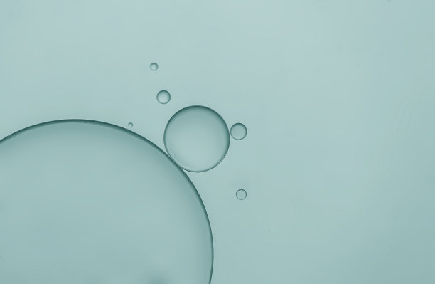 抽象背景与油滴在水面与光的效果。图片下载