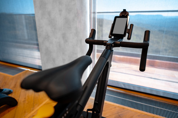 健身房里的有氧教练的特写图片下载