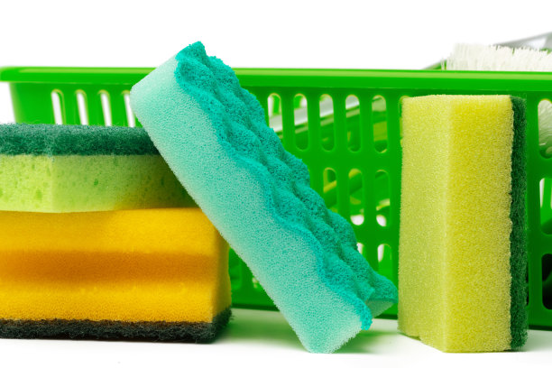 清洗在白色背景上隔离的篮子中的物品图片下载