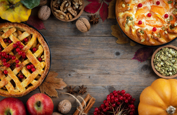 为感恩节自制的传统南瓜和苹果派在古老的木制背景上。图片下载