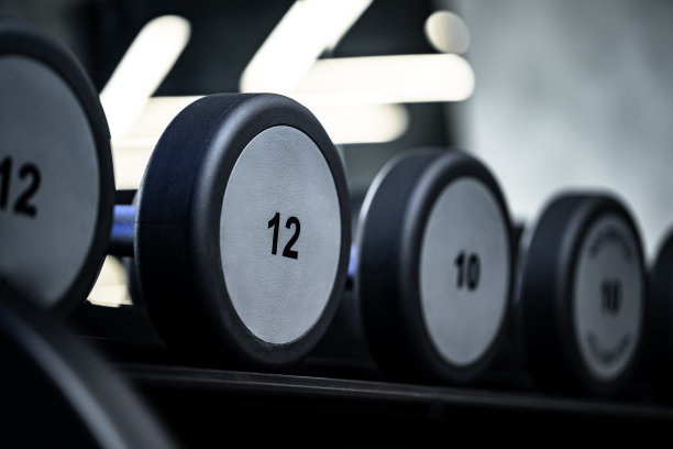 在一个健身房的架子上新哑铃的特写镜头图片下载
