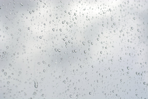 雨点落在窗户上。图片下载