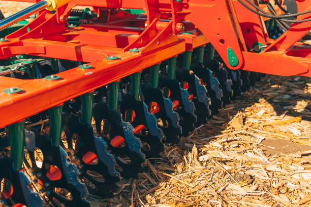 农用联合机械在农田上的特写照片。图片下载