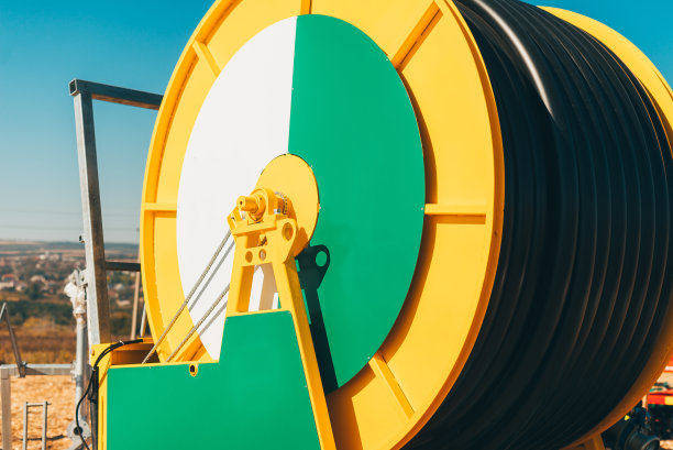 一些灌溉农田的软管的照片。图片下载