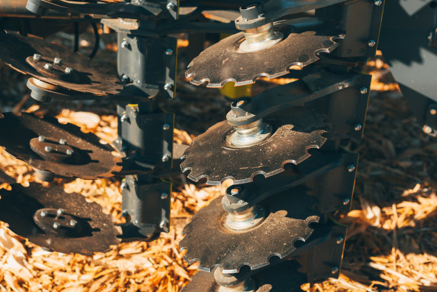 农用联合机械在农田上的特写照片。细节。图片下载