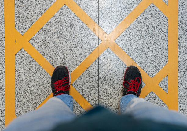 男人站在大理石地板上图片下载