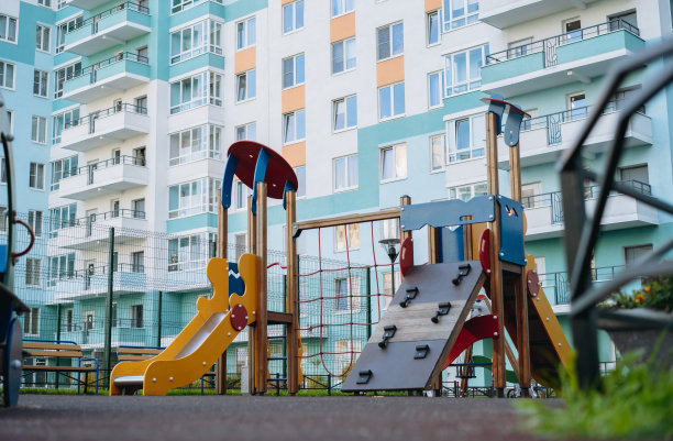 空的儿童游乐场。背景是公寓楼图片下载
