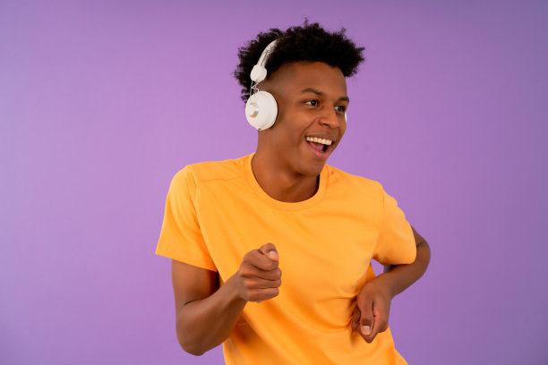 非洲男人喜欢戴着耳机听音乐。图片下载