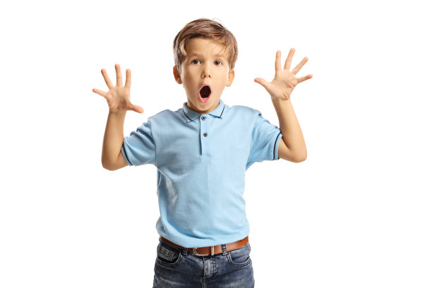 一个穿着蓝色t恤做恐怖手势的男孩图片下载