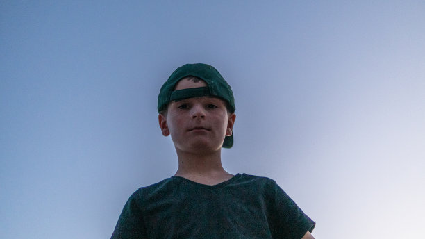 男孩在水附近的圣斯蒂芬夜景黑山股票照片图片下载