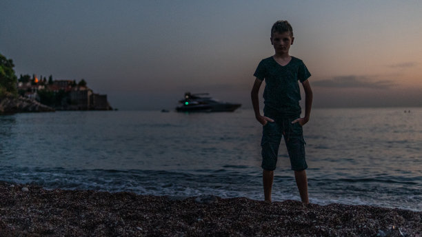 男孩在水附近的圣斯蒂芬夜景黑山股票照片图片下载