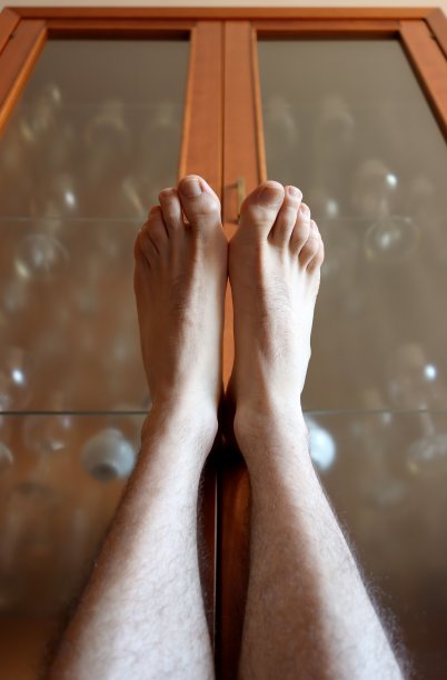 一个把腿搁在家具上休息的人图片下载