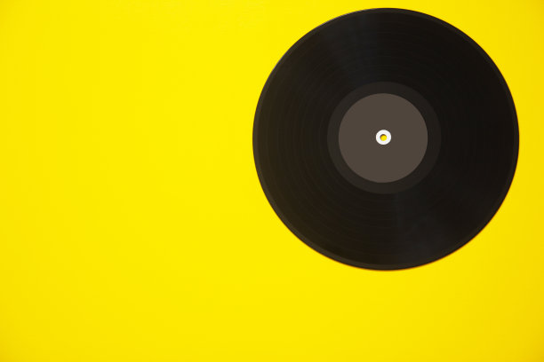 黑胶复古唱片记录在黄色背景图片下载