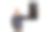 年长的男人对着相机微笑并展示智能手机图片下载