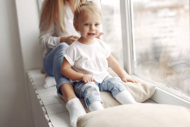 年轻的母亲花时间陪女儿图片下载