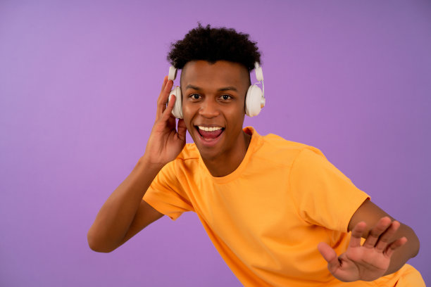 非洲男人喜欢戴着耳机听音乐。图片下载