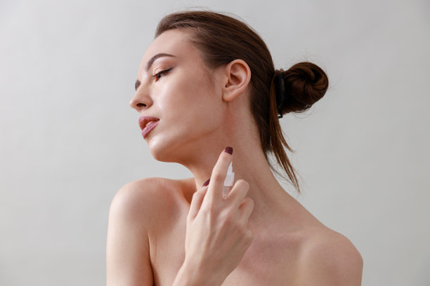 画室美女肖像一个年轻，健康，美丽，新鲜的皮肤白种人女人在灰色的背景图片下载