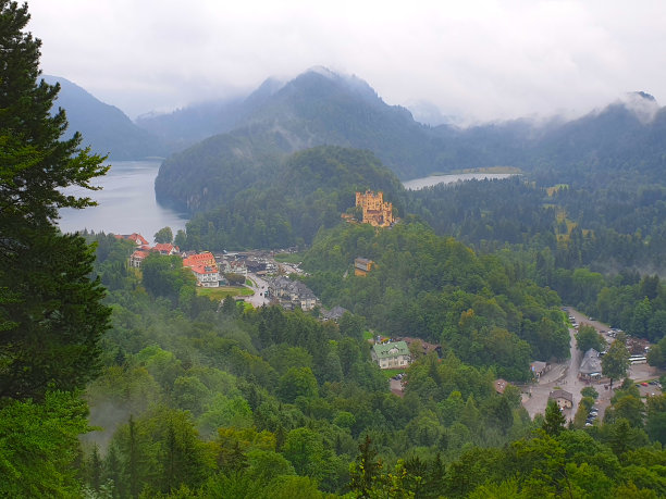 远处的德国城堡在雾山图片下载