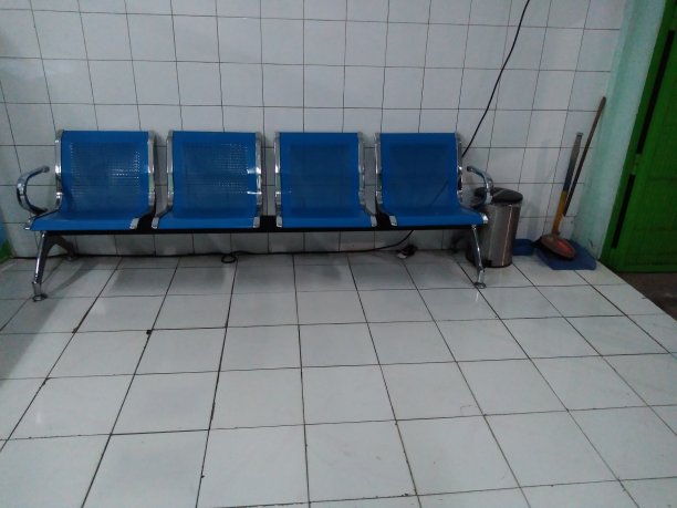 印度尼西亚东爪哇岛一家药店的等候椅图片下载