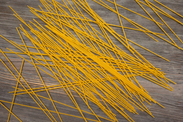 木制背景上的各种意大利面食图片下载