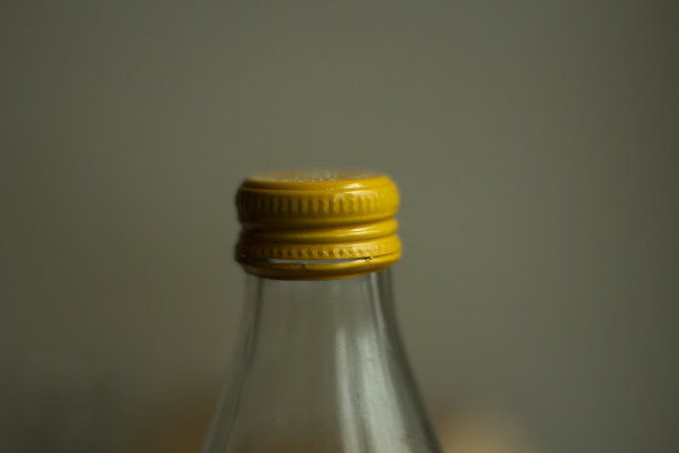 玻璃瓶上的黄色盖子。玻璃水瓶。图片下载