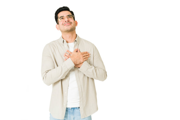 微笑的年轻人心怀感激图片下载