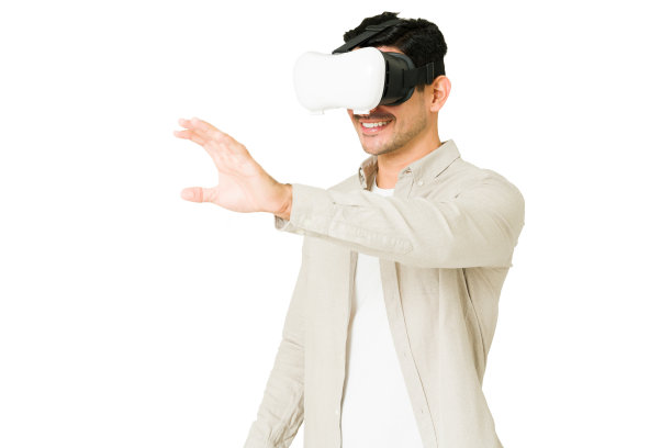 戴着虚拟现实头盔的年轻帅哥图片下载