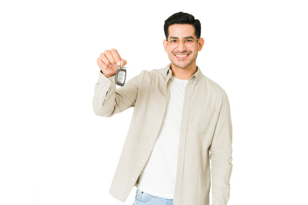 一个拉丁男人展示他的车钥匙的画像图片下载