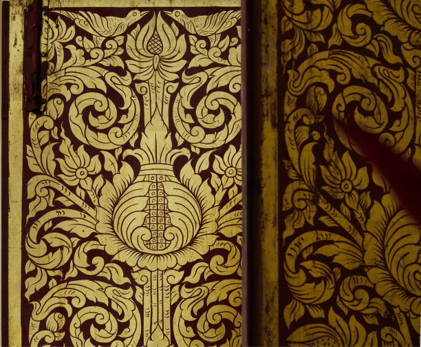 传统的泰国装饰艺术，称为赖腐南或镀金黑(或红色)漆在寺庙大门。图片下载