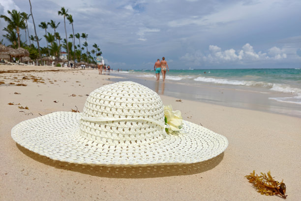 热带沙滩上的沙滩上戴着太阳帽图片下载