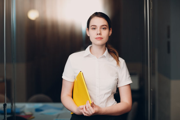 身着白衬衫的女商人肖像站在办公室里图片下载