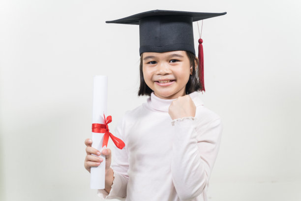一个可爱的快乐的亚洲学生的肖像毕业与毕业帽和文凭孤立在白色的背景。教育概念专题图片图片下载