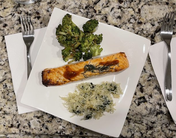 柠檬鲑鱼炒饭和西兰花图片下载