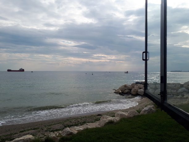 窗外碧蓝的海景图片下载