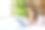 一张焦虑的成年女性躺在床上的笔记本电脑显示器前的照片图片下载