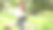 在公园里，一位迷人的女子拿着平板电脑坐在长椅上。图片下载