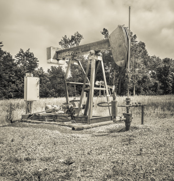 传输塔与深褐色色调图像。图片下载