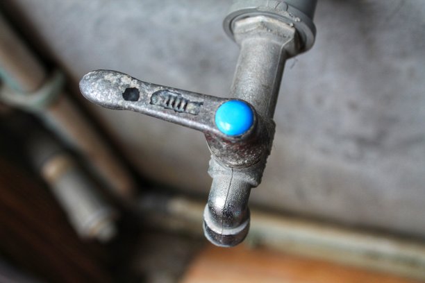 不锈钢水龙头，背景模糊图片下载