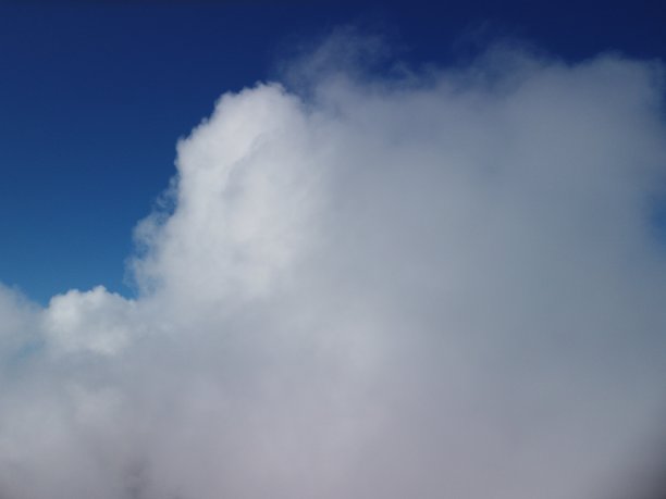 鸟瞰图。无人机在雾蒙蒙的蓬松的云层上飞行。蓝天阳光和海雾。抽象航空自然夏季海洋日落海洋和天空的背景。假期，假期和假期的概念图片下载