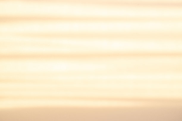 空间的影子。阳光建筑抽象的背景与光，黑色的阴影覆盖从窗口在白色的纹理墙。有机下降对角阴影装饰和背景。图片下载